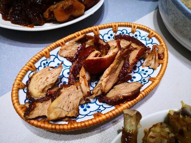 晒老两口丰盛早餐，满满一桌真解馋，网友：勤俭节约不浪费，点赞