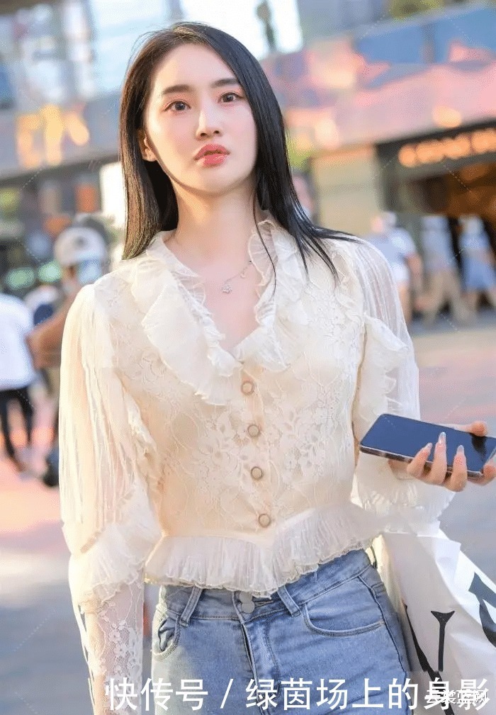 柳叶来眉上,桃花落脸红,雪纺上衣配牛仔裤演绎的公主童话