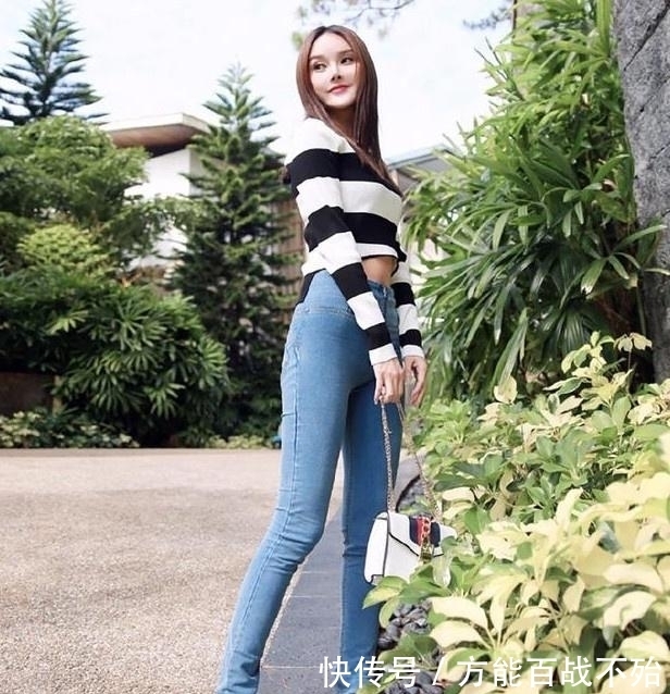 展现|女神穿搭:甜美百搭的牛仔裤美女,展现自然匀称美!