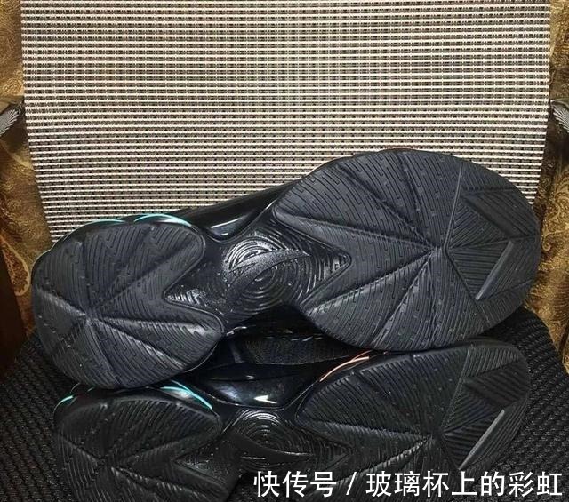 安踏 安踏签约拉文疑似签名鞋曝光,前后分掌鞋面袜套,扣篮王起飞!