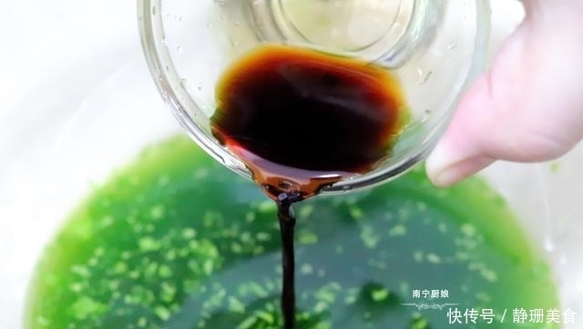 芥菜别用来打汤了,做成这样的小吃,有滋有味,上桌就被家人抢光