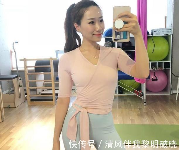 时尚 美女搭配了轻薄打底裤,让腿部线条更加流畅,魅力十足