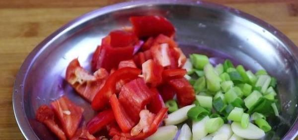 鸡蛋|一根黄瓜,三个鸡蛋,教你一个百吃不厌的做法,比大鱼大肉都好吃