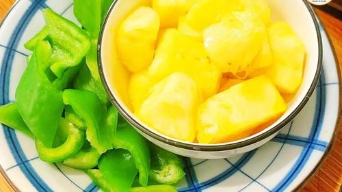 做咕噜肉，原来腌制和挂糊是关键！酸甜惹味，外酥肉咸鲜，真下饭