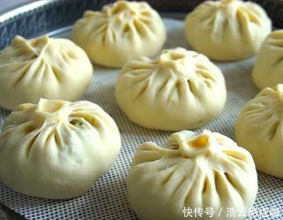老板|蒸包子时，别直接上锅蒸，包子铺老板教我这样做，又香又软不塌陷