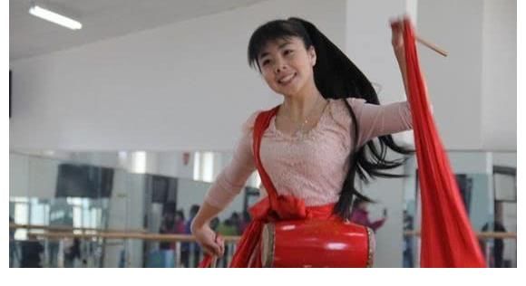 同樣從星光大道上走紅草根歌手，草帽姐遭厭惡她卻被稱為人生贏家