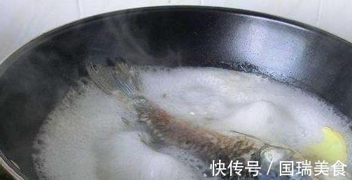 料酒|炖鱼时,去腥最忌用料酒!只需“1黑2白”,汤浓味鲜,营养美味