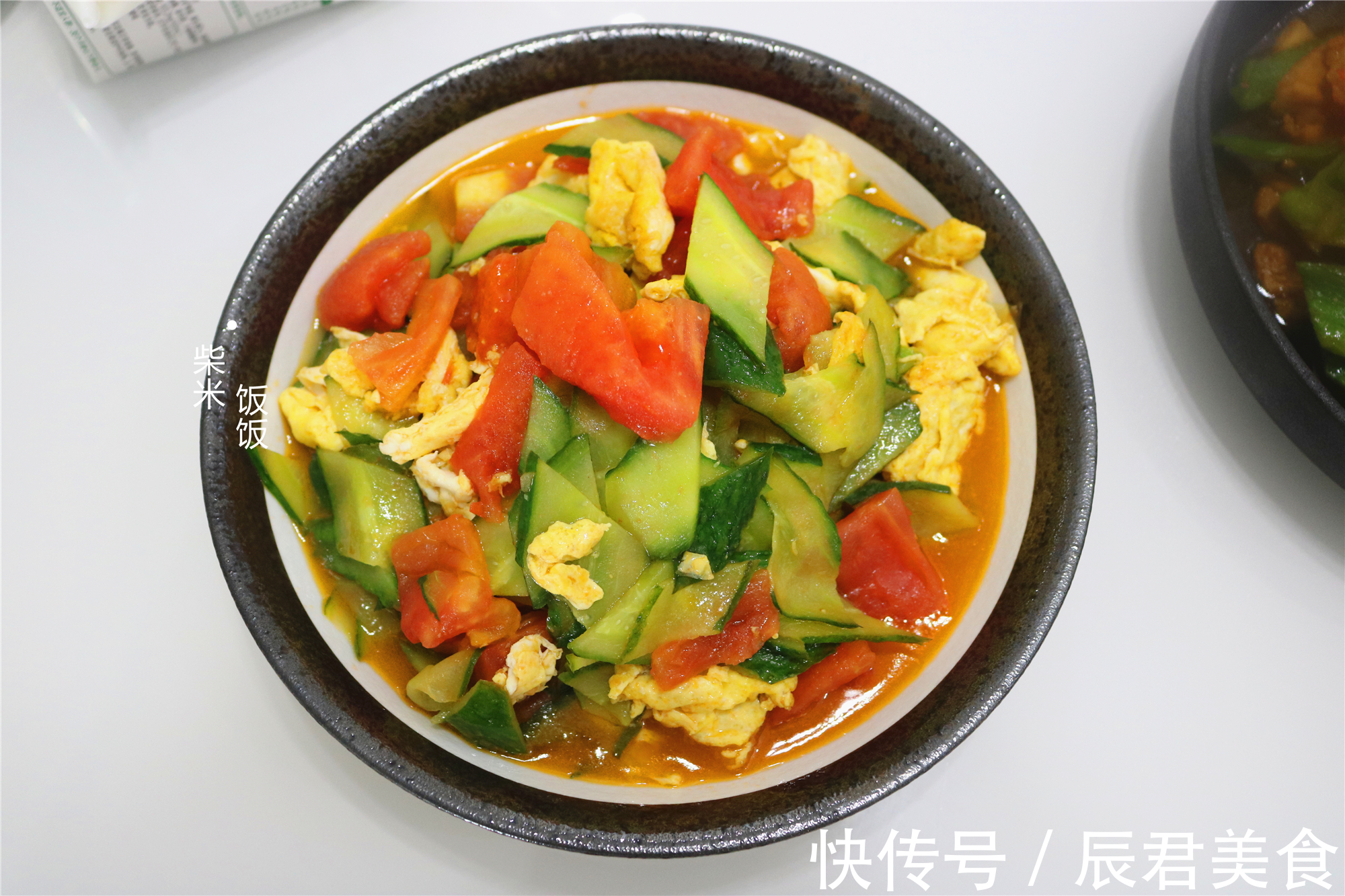 黄瓜|上班族的晚餐,就挑简单的做,2个菜配牛奶啤酒,3个人吃得香