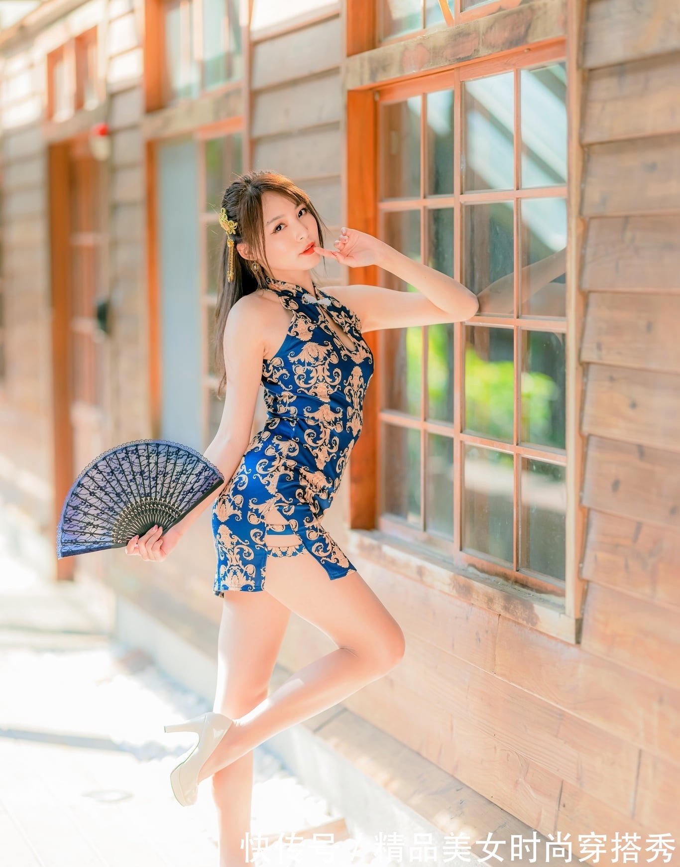 气质|温柔大气中的风韵——印花新式旗袍配白色高跟鞋,气质满满