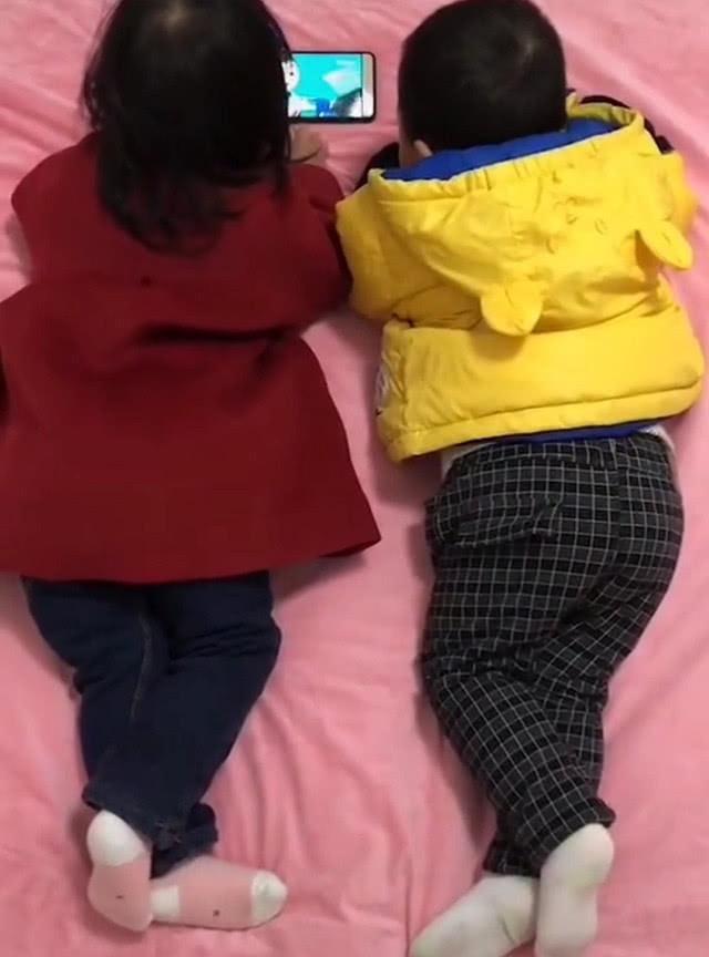 姿势|宝妈晒龙凤胎视频,发现这俩货动作“神同步”,直呼“心灵感应”