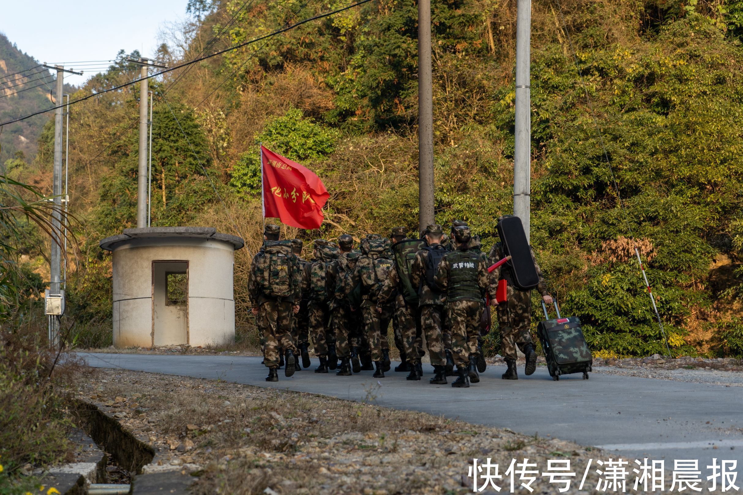大山深处，23人的演出，观众只有2人