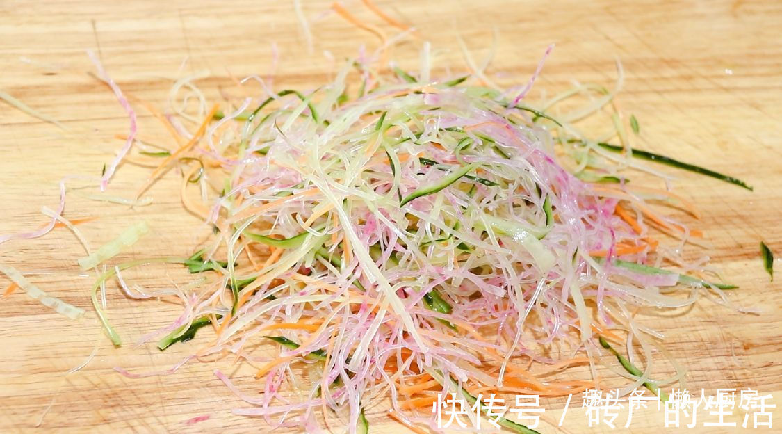 给年夜饭加道凉拌菜，爽脆可口，这样简单摆盘，看着更有食欲了