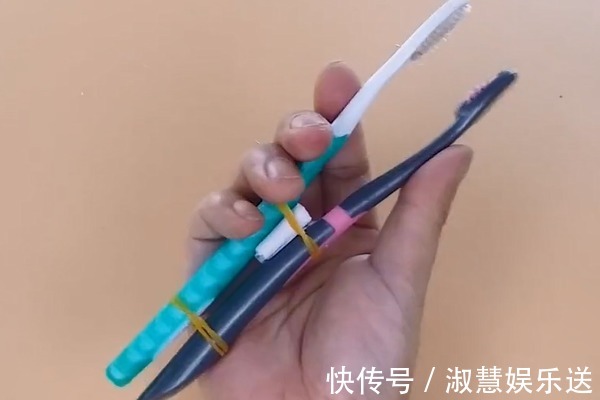 2个旧牙刷绑在一起太厉害了，我也是今天才知道，一年能省不少钱