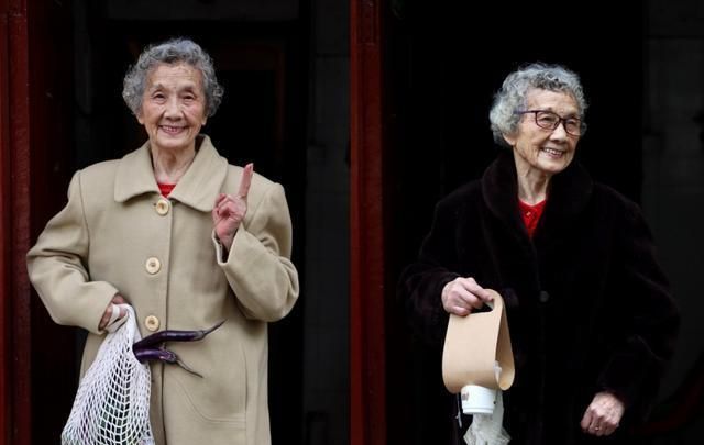 别再做“老年款”发型了,老气横秋又土气,这三种发型时髦又减龄