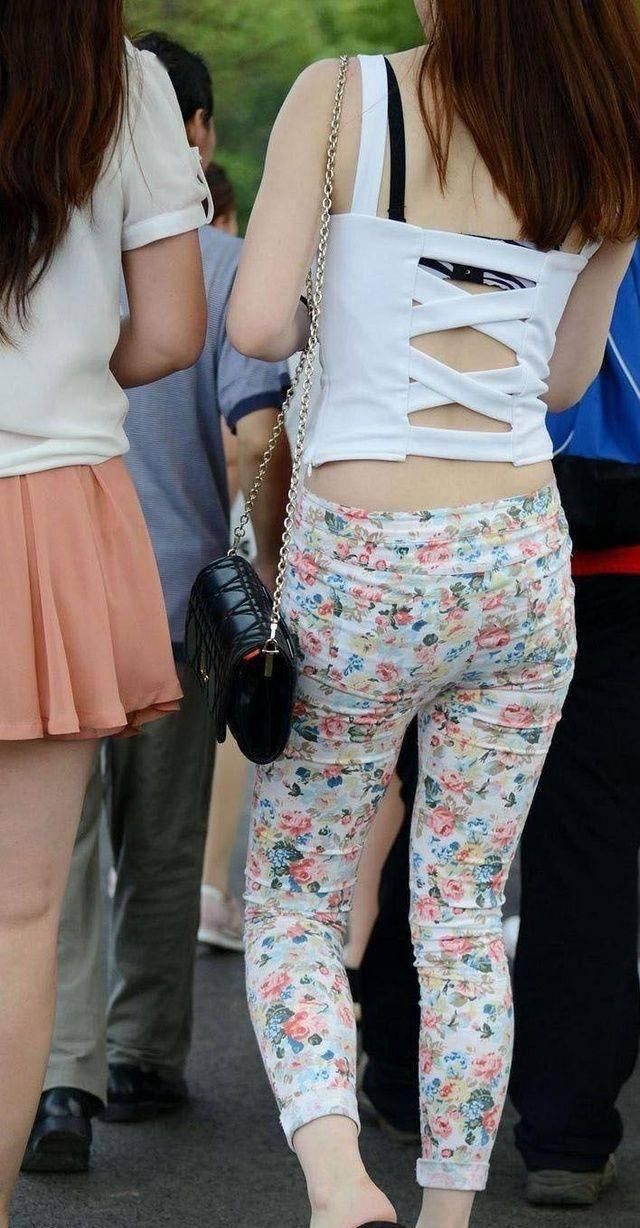 街拍穿着紧身裤的街头美女,性感好身材引人注目