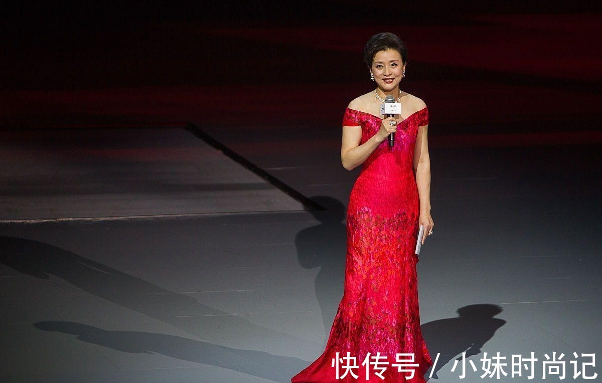 红色|杨澜也有“不端庄”的时候,红色大衣挺优雅的,配上黑丝略显俗气