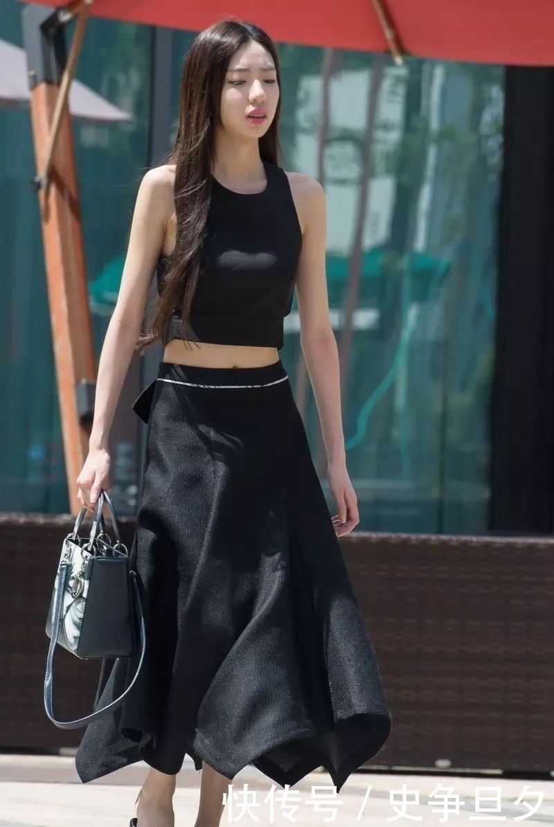 奔放|街拍:圆领露脐短背心搭配拼接波浪长裙,楚楚动人奔放气息