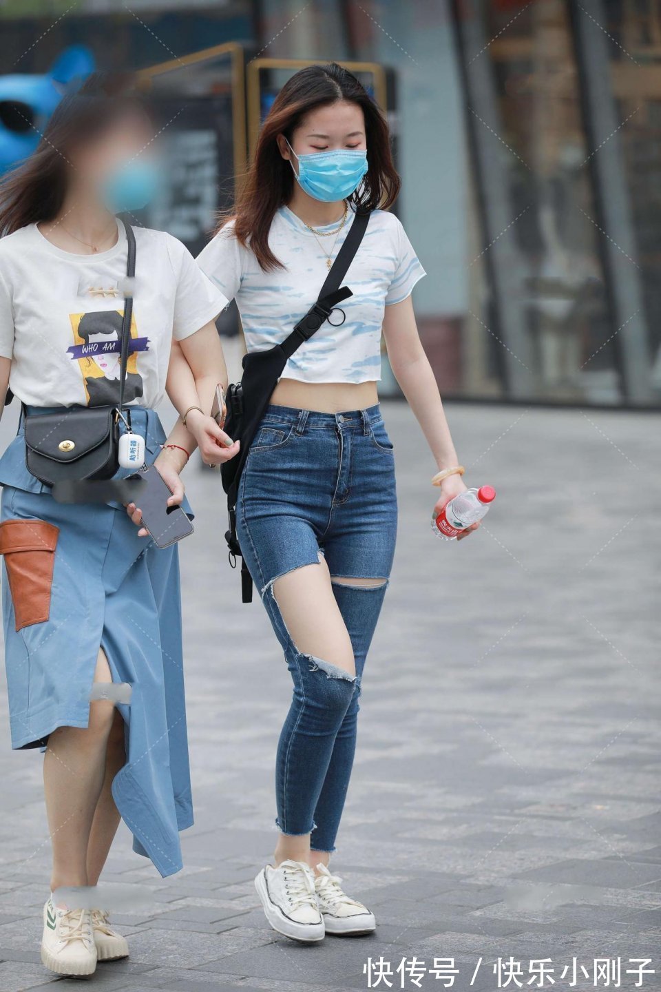 腿裤|小姐姐身穿破洞牛仔裤和涂鸦短袖，非常的清新自然
