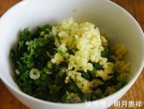 做油焖大虾，掌握这3点，红亮又鲜嫩，在家也能做出饭店的味道