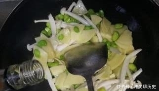 倒入|这道菜不常见,隔三差五吃一点,营养全面,清爽又美味!