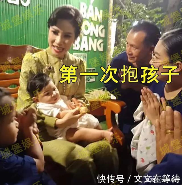  修身|诗妮娜学王后抱孩子，哪知上衣修身又太短，腰部肉肉都露出来了！