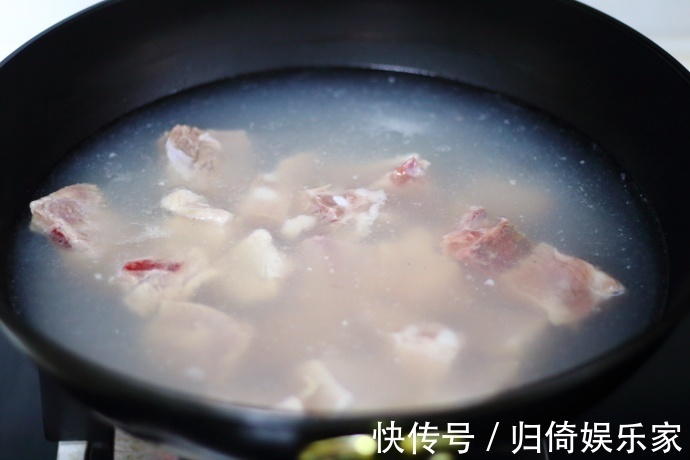 寒冷天炖一锅排骨萝卜汤,做法简单,味道鲜美,家人喝了开胃顺气