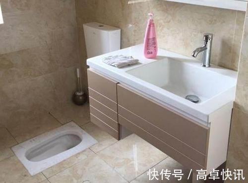 卫生间|老师傅卫生间是这样贴瓷砖了,太聪明了,难怪住几十年不漏水