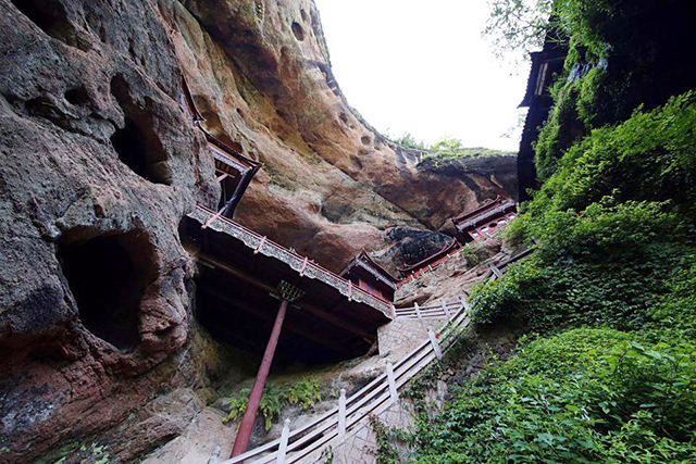 岩洞|中国“坚强寺”，靠1柱支撑875年，不打1钉不盖1瓦日本学者模仿称奇！