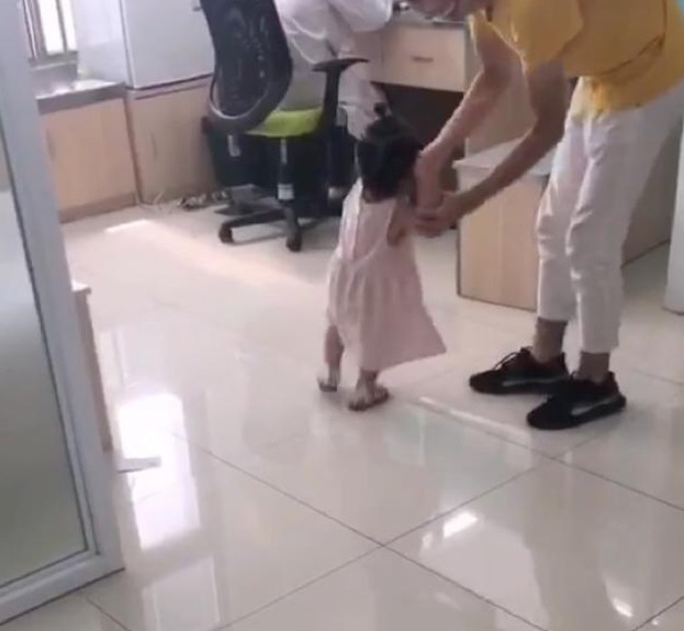 打完|3岁小女孩打完针,气冲冲找医生“算账”,网友:萌翻了