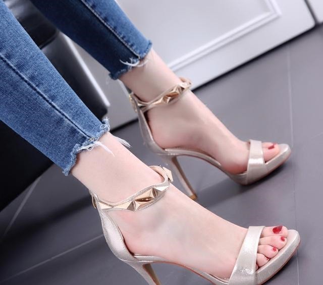 细跟 女人都最爱高挑显脚瘦的高跟鞋,不是没有道理的!