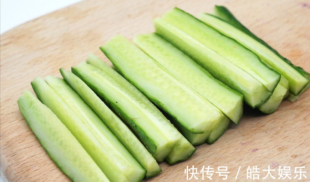 腌黄瓜，不要直接加盐腌，多做1步，黄瓜爽脆又入味，当天就能吃