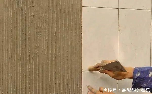 瓦工|贴瓷砖用瓷砖胶还是水泥我家泥瓦工铺砖时，一不小心说出了真相