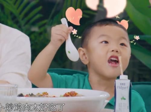 头围|周也哄小孩遭怼脸拍，头围差距令人眼花，23岁的皮肤媲美婴儿