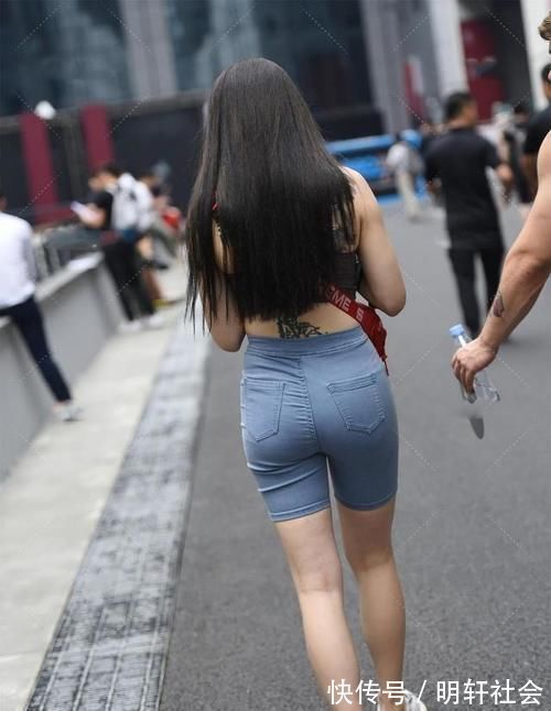 紧身牛仔裤 美女穿3分紧身牛仔裤,展现美好身材曲线,魅力十足又撩人