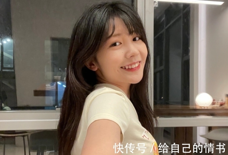 孟美岐|孟美岐亲自官宣美食新综,艾特三位好姐妹,火箭少女小分队来了!