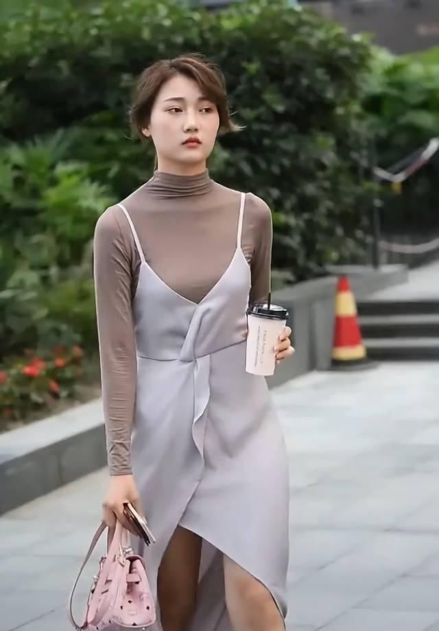 不错|街拍美女小姐姐太瘦不能穿紧身衣,美女被上衣勒出“一字骨”