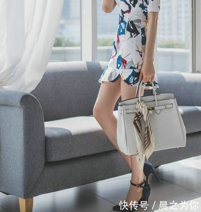 妹纸 漂亮的尖头细跟高跟鞋配上丝袜,充满优美曲线,彰显女人的生活姿态