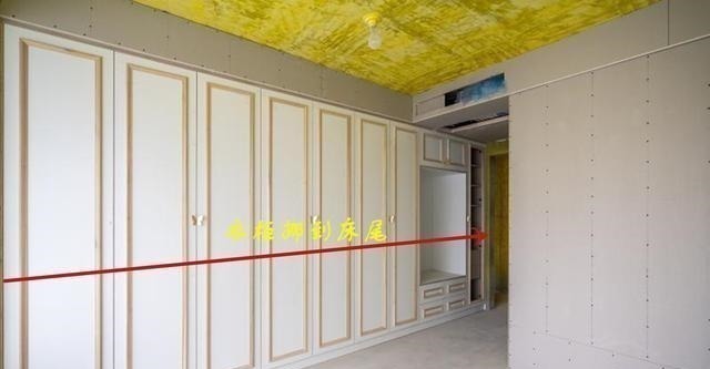 书桌|把衣柜挪到床尾,你才知道收纳空间有多大!整整一排,还多个书桌!