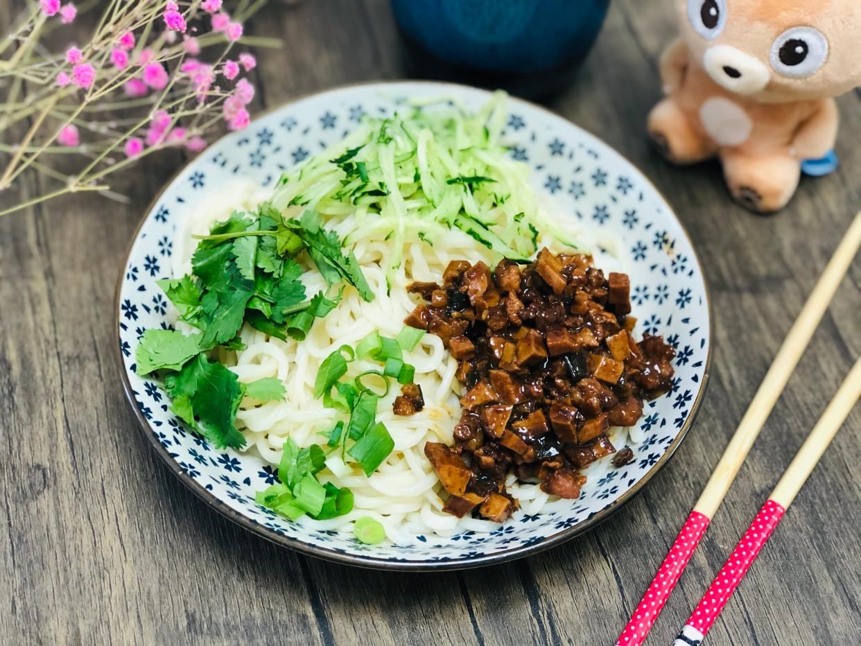炸酱面|做炸酱面，豆瓣酱、甜面酱选哪个？很多人做错，难怪炸酱吃着不香