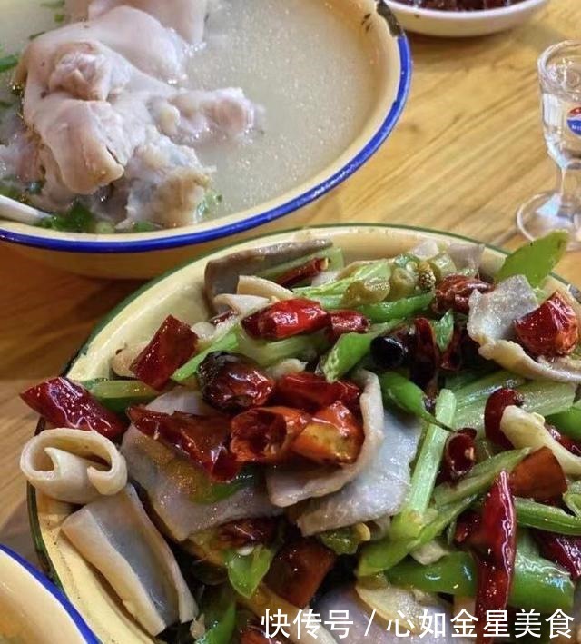 成都著名的一家“鬼饮食”,每天只卖凌晨4小时,食客坐满一条街