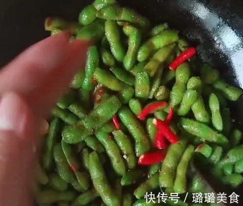 煮毛豆直接煮就错了，这样炒着吃，翠绿好吃不发黄，比买的还好吃