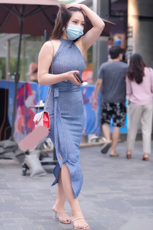 回头率 穿挂脖修身连衣裙的小姐姐,尽显“凹凸有致”的美,回头率大增