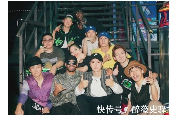 王一博|王一博:一波王炸戰(zhàn)隊(duì)最新合照,四舍五入王一博的新自拍有了!