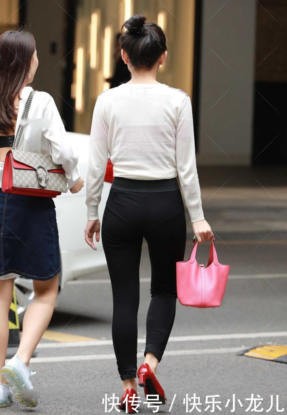 美女|是一位杰出的美女,我完全着迷了,好想帮她去买杯奶茶!会赏脸吗