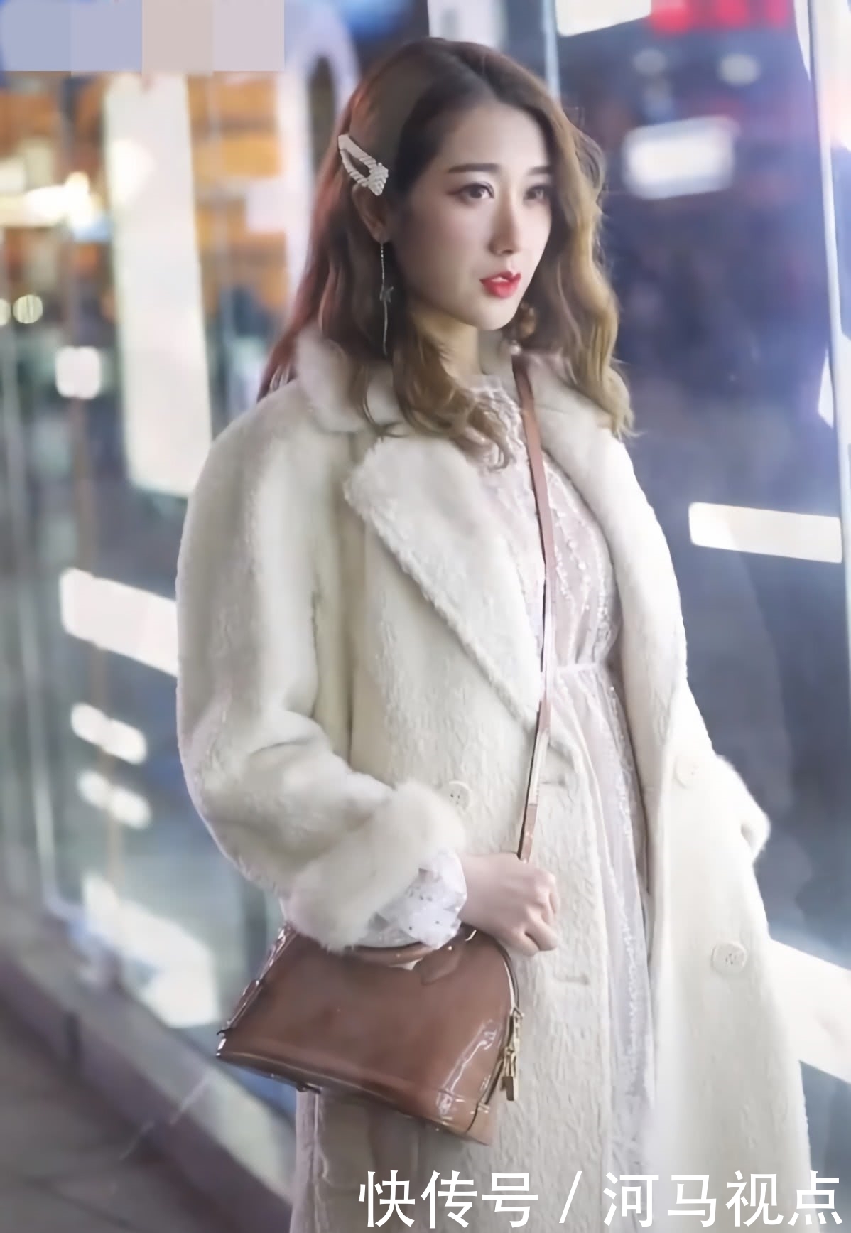 水花|刚刚还在惊叹美女的颜值,立马就被她的“水花裙”吸引了,超美!