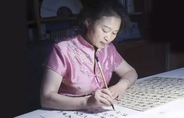 写法@“干干巴巴”的小楷,让她获书法国展最高奖,太像硬笔书法了