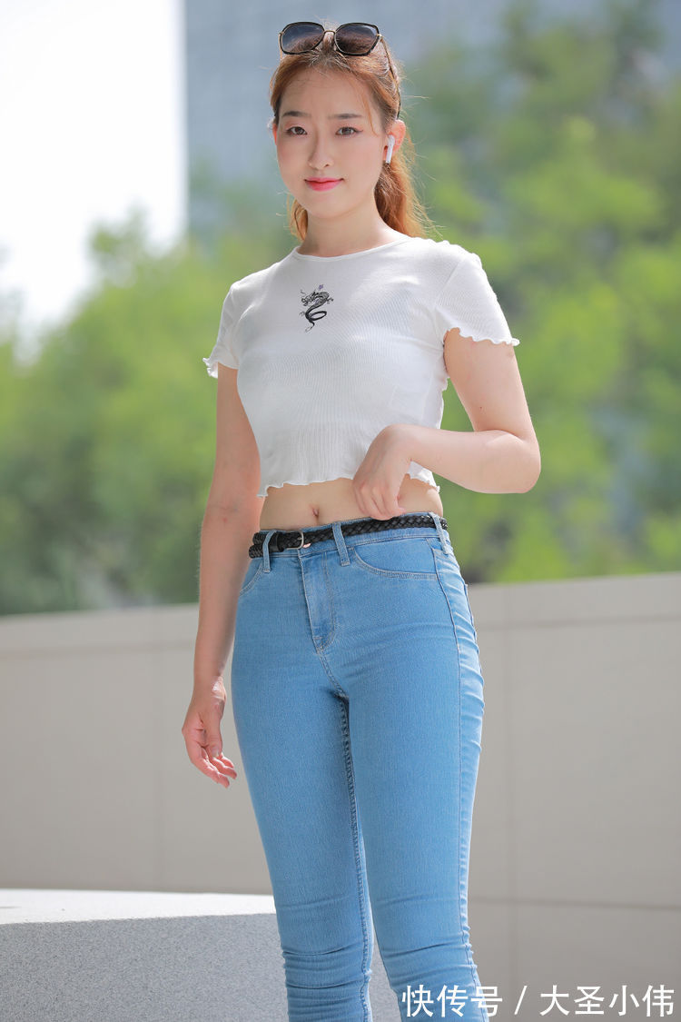 搭配|美女街拍:美女穿搭的是两件套,穿起来飘逸时尚, 漂亮十足令人侧目欣赏