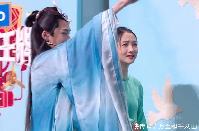 关晓彤险摔倒,宋亚轩情急之下扶住她手,两人看着右下角一脸心虚