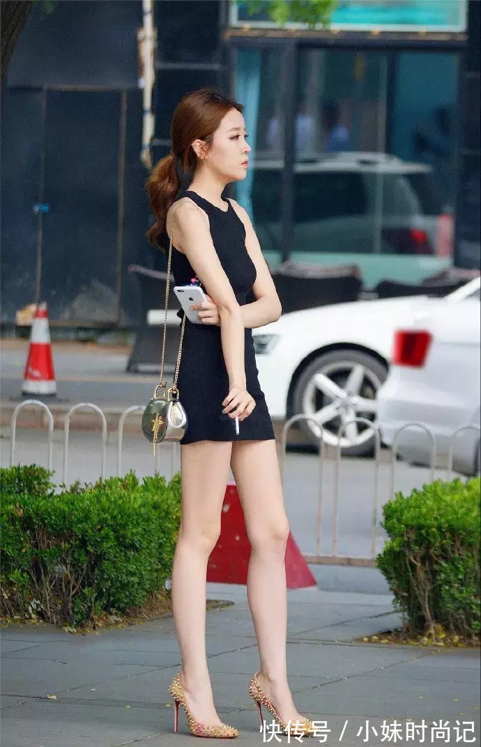 小姐姐 一双高跟鞋穿搭脚上,让女性的搭配更显魅力