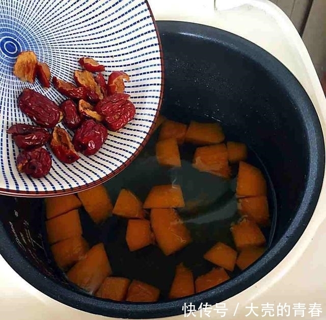 入冬后,女人常喝这碗汤,脸色红润、气色佳,营养媲美阿胶!